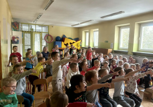 Dzieci oglądają pokaz iluzji.