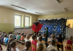 Pan magik prezentuje sztuczkę.