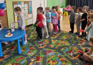 Dzieci składają jubilatce urodzinowe życzenia i wręczają jej laurki.