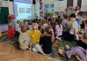 Dzieci z grup biorących udział w programie, oglądają kolejną lekcję czyli Śniadanie z PSYjaciółmi.