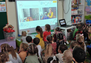 Dzieci z grup biorących udział w programie, oglądają kolejną lekcję czyli Śniadanie z PSYjaciółmi.