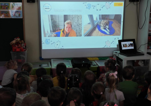 Dzieci z grup biorących udział w programie, oglądają kolejną lekcję czyli Śniadanie z PSYjaciółmi.