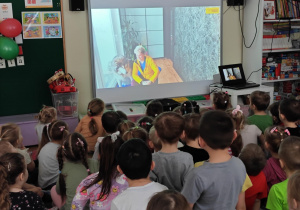 Dzieci z grup biorących udział w programie, oglądają kolejną lekcję czyli Śniadanie z PSYjaciółmi.