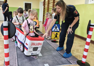 Dzieci wcielają się w rolę pojazdów i pieszych poruszających się w ruchu drogowym.
