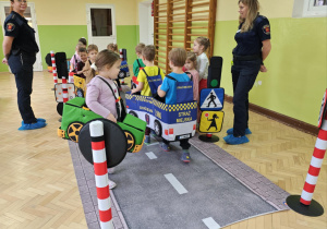 Dzieci wcielają się w rolę pojazdów i pieszych poruszających się w ruchu drogowym.