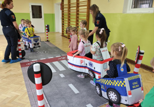 Dzieci wcielają się w rolę pojazdów i pieszych poruszających się w ruchu drogowym.