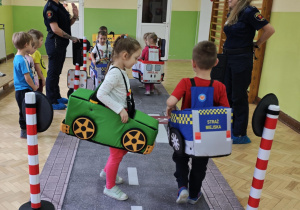 Dzieci wcielają się w rolę pojazdów i pieszych poruszających się w ruchu drogowym.