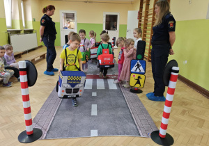 Dzieci wcielają się w rolę pojazdów i pieszych poruszających się w ruchu drogowym.