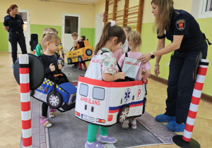 Dzieci wcielają się w rolę pojazdów i pieszych poruszających się w ruchu drogowym.