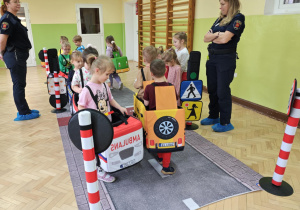 Dzieci wcielają się w rolę pojazdów i pieszych poruszających się w ruchu drogowym.