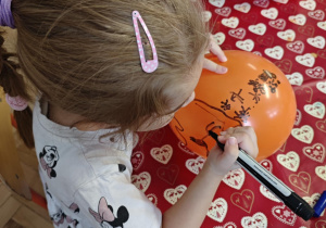 Dzieci malują na balonach