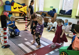 Dzieci przechodzą przez pasy.