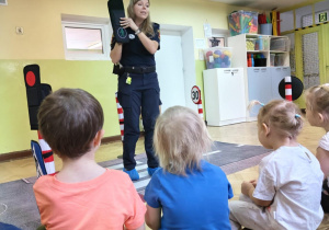 Funkcjonariusz Straży Miejskiej prowadzi pogadankę o bezpieczeństwie.