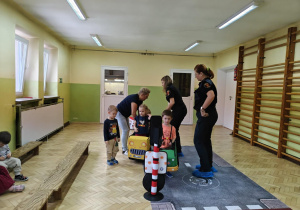 Dzieci uczestniczą w zabawie dotyczącej ruchu drogowego.