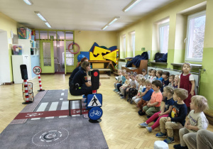 Funkcjonariusz Straży Miejskiej prowadzi pogadankę o bezpieczeństwie.