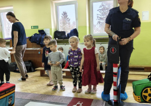 Dzieci przechodzą przez pasy.