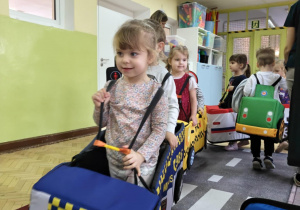 Dzieci uczestniczą w zabawie dotyczącej ruchu drogowego.