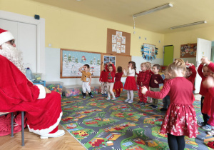 Dzieci śpiewają piosenkę dla Mikołaja.