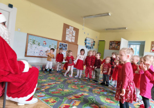 Dzieci śpiewają piosenkę dla Mikołaja.