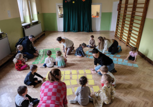 Wspólna gra w memory.