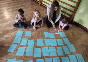 Mama grająca z dziećmi w memory.