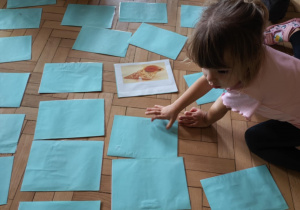 Dziecko poszukuje pary obrazków.