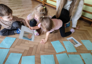 Dziecko poszukuje pary obrazków.