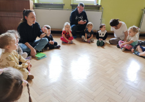 Nauczyciel tłumaczy zasady gry.