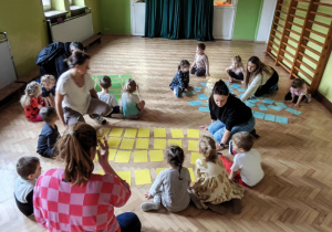 Dzieci grają w memory.