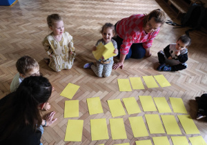 Dziewczynka odnalazła obrazek do pary.