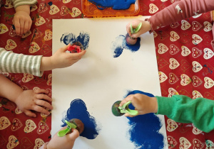 Dzieci stemplują gąbką.