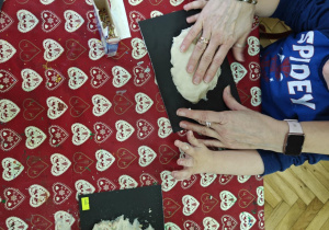 Dzieci lepią ciasteczka z masy solnej.