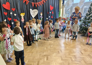 Dzieci śpiewają piosenki dla Babć i Dziadków.