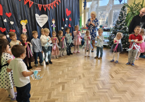 Dzieci śpiewają piosenki dla Babć i Dziadków.