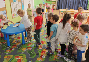 5 urodziny Marka - dzieci wręczają jubilatowi laurki.