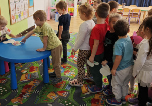 5 urodziny Marka - dzieci wręczają jubilatowi laurki.