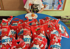 Jubilat pozuje do zdjęć.