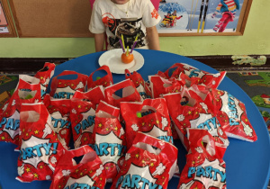 Jubilat pozuje do zdjęć.