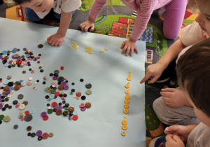 Dzieci przeliczają elementy zbiorów.