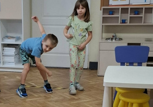 Dzieci rzucają skarpetkami.