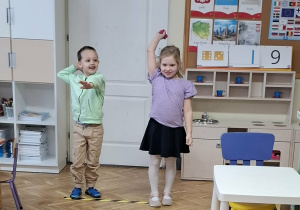 Dzieci rzucają skarpetkami.