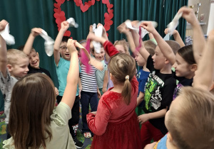 Dzieci tańczą ze skarpetkami.