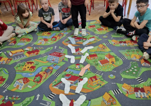 Dzieci wybierają skarpetkę.