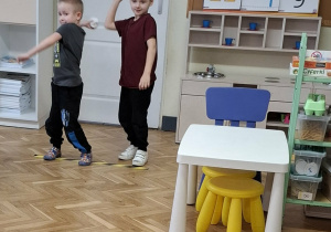 Dzieci rzucają skarpetkami.