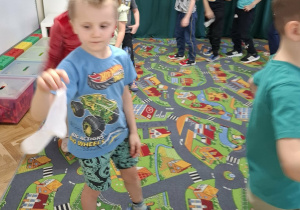 Dzieci tańczą ze skarpetkami.