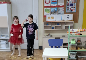 Dzieci rzucają skarpetkami.