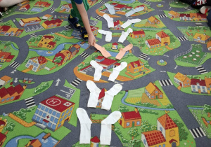 Dzieci wybierają skarpetkę.