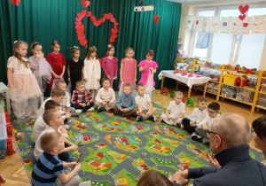 Dzieci grają na niekonwencjonalnych instrumentach.