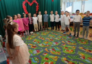 Dzieci deklamują wiersz.