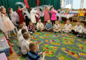 Dzieci grają na niekonwencjonalnych instrumentach.